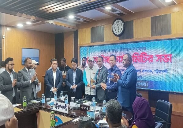 জন্ম ও মৃত্যু নিবন্ধনে পটুয়াখালীতে গলাচিপা উপজেলা প্রথম, জেলা প্রশাসনের অভিনন্দন স্মারক প্রদান