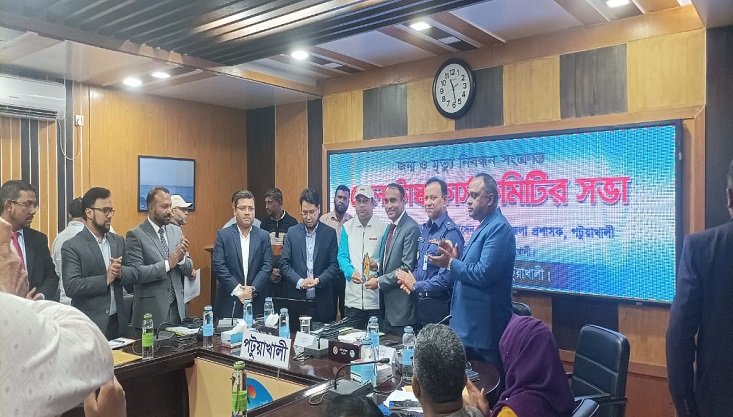 জন্ম ও মৃত্যু নিবন্ধনে গলাচিপা উপজেলা প্রথম, জেলা প্রশাসনের অভিনন্দন স্মারক প্রদান