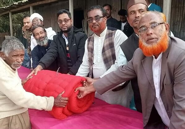 ঠাকুরগাঁওয়ে অসহায় ও দু:স্থদের মাঝে লেপ বিতরণ