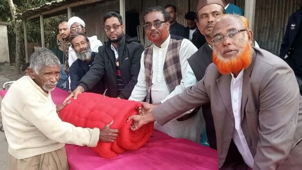 ঠাকুরগাঁওয়ে অসহায় ও দু:স্থদের মাঝে লেপ বিতরণ