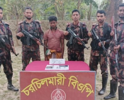 দৌলতপুর সীমান্তে বিদেশি পিস্তল ও গুলিসহ যুবক আটক