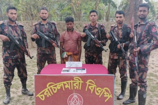 দৌলতপুর সীমান্তে বিদেশি পিস্তল ও গুলিসহ যুবক আটক