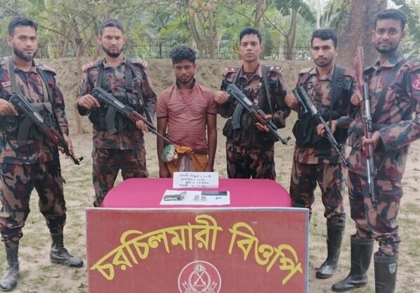 দৌলতপুর সীমান্তে বিদেশি পিস্তল ও গুলিসহ যুবক আটক