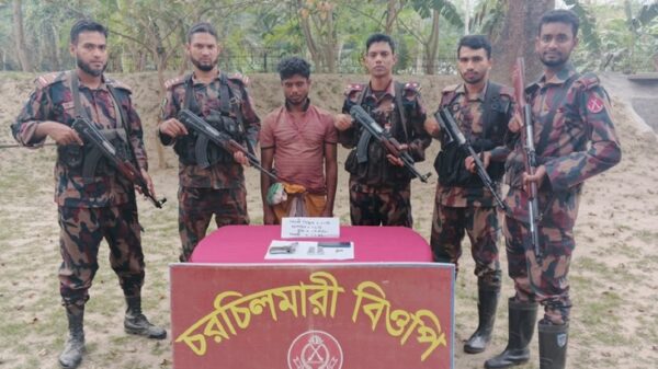 দৌলতপুর সীমান্তে বিদেশি পিস্তল ও গুলিসহ যুবক আটক