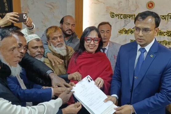 ব্রাহ্মণবাড়িয়া-২ আসনে মনোনয়নপত্র জমা দিলেন রুমিন ফারহানা