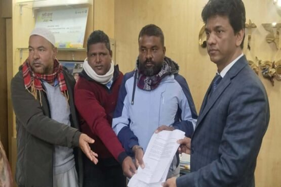 পঞ্চগড়ে ইটভাটায় অভিযান বন্ধ করার জন্য ডিসির কাছে স্মারকলিপি