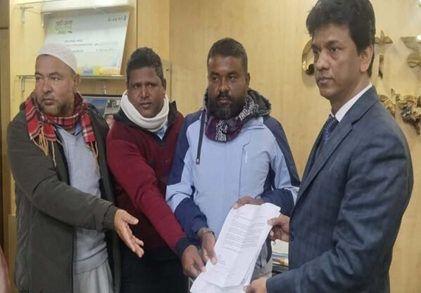 পঞ্চগড়ে ইটভাটায় অভিযান বন্ধ করার জন্য ডিসির কাছে স্মারকলিপি