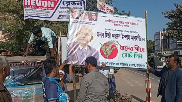 তফসিলের পর মির্জা ফখরুলের ব্যানার ফেস্টুন খুলছেন ঠাকুরগাঁও জেলা যুবদলের নেতাকর্মীরা