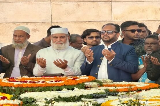 শহীদ জিয়াউর রহমান ও বেগম খালেদা জিয়ার কবরে যুক্তরাজ্য কৃষকদলের পুষ্পস্তবক অর্পণ