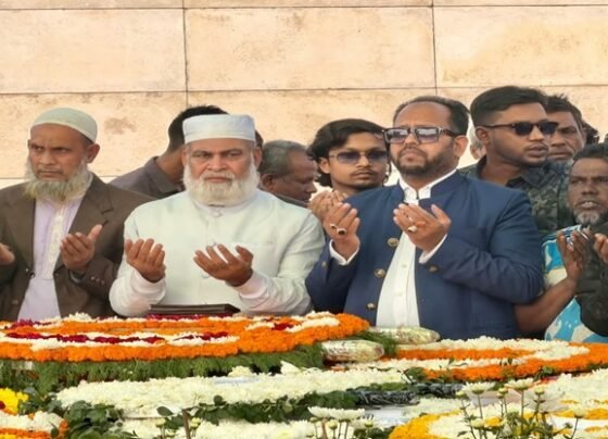 শহীদ জিয়াউর রহমান ও বেগম খালেদা জিয়ার কবরে যুক্তরাজ্য কৃষকদলের পুষ্পস্তবক অর্পণ