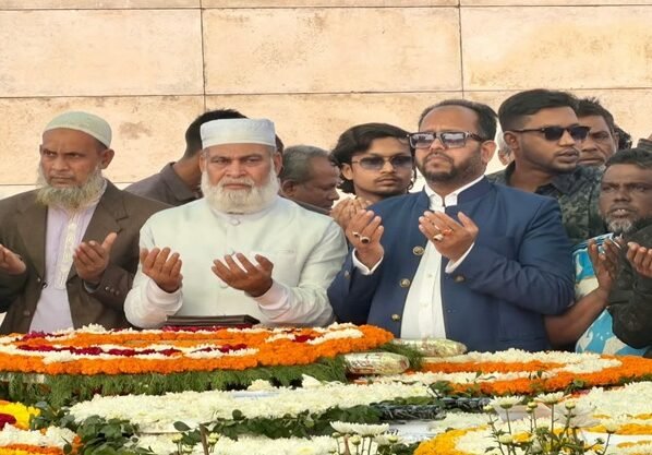 শহীদ জিয়াউর রহমান ও বেগম খালেদা জিয়ার কবরে যুক্তরাজ্য কৃষকদলের পুষ্পস্তবক অর্পণ