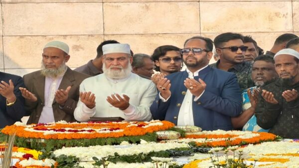 শহীদ জিয়াউর রহমান ও বেগম খালেদা জিয়ার কবরে যুক্তরাজ্য কৃষকদলের পুষ্পস্তবক অর্পণ