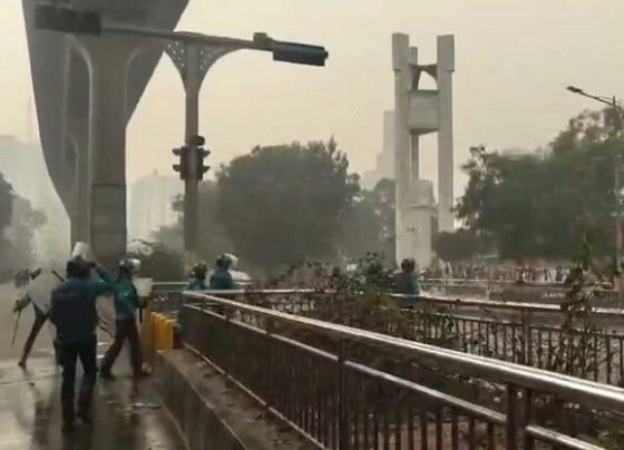 কাওরানবাজারে মোবাইল ব্যবসায়ী-পুলিশ সংঘর্ষ, ধাওয়া–পাল্টা ধাওয়া