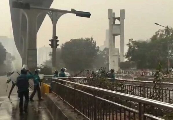 কাওরানবাজারে মোবাইল ব্যবসায়ী-পুলিশ সংঘর্ষ, ধাওয়া–পাল্টা ধাওয়া