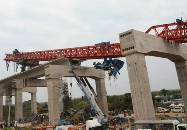 থাইল্যান্ডে চলন্ত ট্রেনে ক্রেন ধসে নিহত বেড়ে ৩২