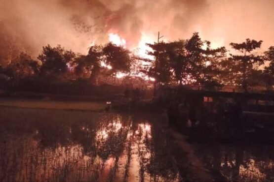 মধ্যরাতে রোহিঙ্গা ক্যাম্পে আগুন, ছাই হয়েছে ৫ শতাধিক বসতি