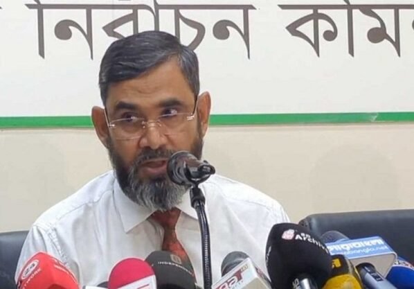 এবারের নির্বাচন লাইনচ্যুত ট্রেনকে আবার লাইনে তোলার মতো: ইসি সানাউল্লাহ