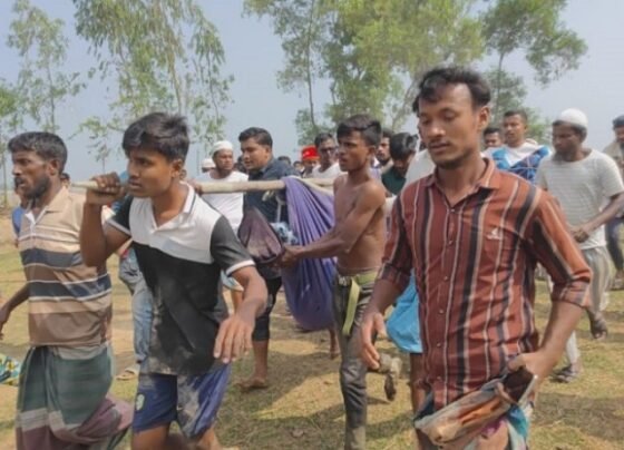 টেকনাফে সীমান্ত এলাকায় মাইন বিস্ফোরণে যুবক আহত, সড়ক অবরোধ