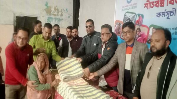 দেবীগঞ্জে এসএসসি ২০০০ ব্যাচের উদ্যোগে শীতার্তদের মাঝে শীতবস্ত্র বিতরণ