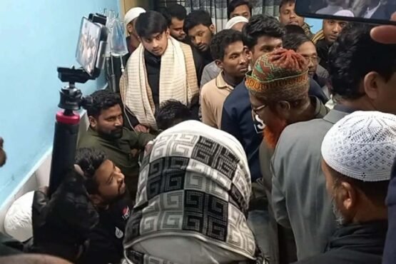 পঞ্চগড়ে সেনাবাহিনীর লাঠিচার্জে আহত ছাত্র নেতাদের দেখতে হাসপাতালে সারজিসহ প্রশাসনের কর্মকর্তা ও নেতারা