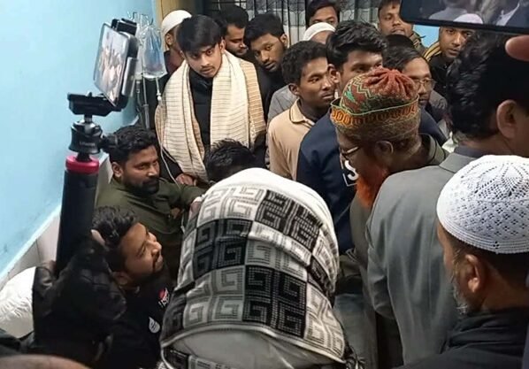 পঞ্চগড়ে সেনাবাহিনীর লাঠিচার্জে আহত ছাত্র নেতাদের দেখতে হাসপাতালে সারজিসহ প্রশাসনের কর্মকর্তা ও নেতারা