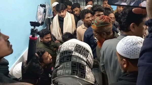 পঞ্চগড়ে সেনাবাহিনীর লাঠিচার্জে আহত ছাত্র নেতাদের দেখতে হাসপাতালে সারজিসহ প্রশাসনের কর্মকর্তা ও নেতারা