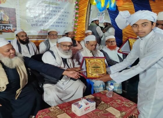 ফখরে বাঙ্গাল ইসলামিয়া মাদরাসায় হাফেজ ছাত্রদের সম্মাননা পাগড়ী প্রদান উপলক্ষে দোআ মাহফিল অনুষ্ঠিত