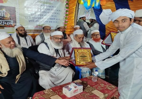 ফখরে বাঙ্গাল ইসলামিয়া মাদরাসায় হাফেজ ছাত্রদের সম্মাননা পাগড়ী প্রদান উপলক্ষে দোআ মাহফিল অনুষ্ঠিত