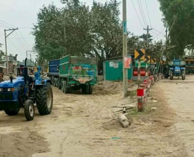 দেবীগঞ্জের পাকুড়িতলা বালুর ডাম্পিং পয়েন্ট বিপজ্জনক, পথচারী ও চালকরা থাকেন আতংকে