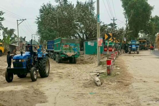 দেবীগঞ্জের পাকুড়িতলা বালুর ডাম্পিং পয়েন্ট বিপজ্জনক, পথচারী ও চালকরা থাকেন আতংকে