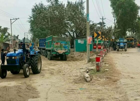 দেবীগঞ্জের পাকুড়িতলা বালুর ডাম্পিং পয়েন্ট বিপজ্জনক, পথচারী ও চালকরা থাকেন আতংকে