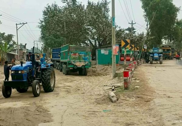 দেবীগঞ্জের পাকুড়িতলা বালুর ডাম্পিং পয়েন্ট বিপজ্জনক, পথচারী ও চালকরা থাকেন আতংকে