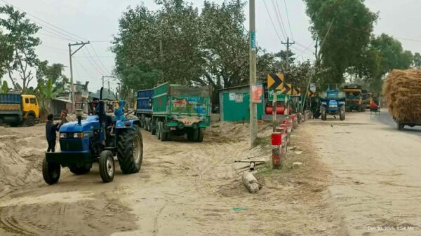 দেবীগঞ্জের পাকুড়িতলা বালুর ডাম্পিং পয়েন্ট বিপজ্জনক, পথচারী ও চালকরা থাকেন আতংকে