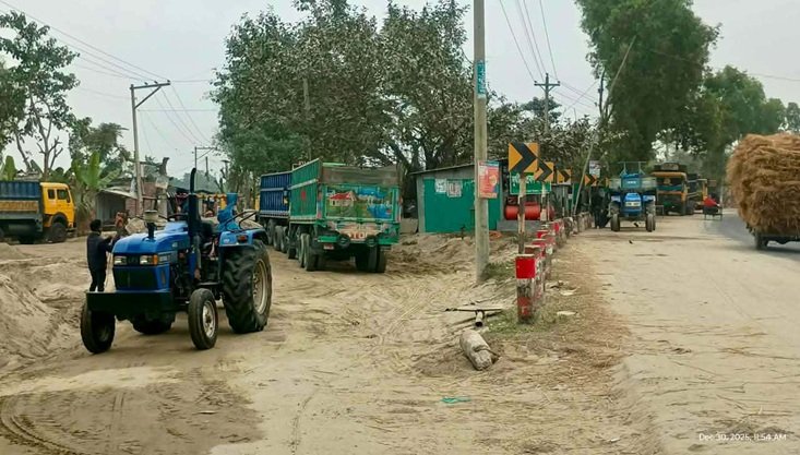 দেবীগঞ্জের পাকুড়িতলা বালুর ডাম্পিং পয়েন্ট বিপজ্জনক, পথচারী ও চালকরা থাকেন আতংকে