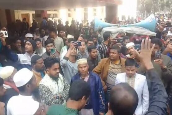 পঞ্চগড়ে রিটার্নিং কর্মকর্তার সাথে বৈঠক, বিক্ষোভকারীদের কর্মসূচী প্রত্যাহার