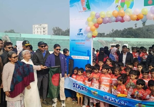 উৎসবমুখর পরিবেশে ম্যারাথন দৌড় প্রতিযোগিতায় অংশ নিল ৬০০ শিশু
