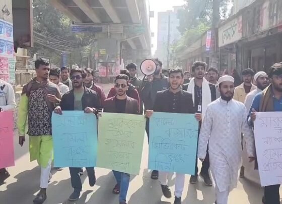 ব্রাহ্মণবাড়িয়ায় কলেজ শিক্ষার্থীর উপর ট্রেন টিকিট কালোবাজারিদের হামলার প্রতিবাদে বিক্ষোভ মিছিল ও সমাবেশ