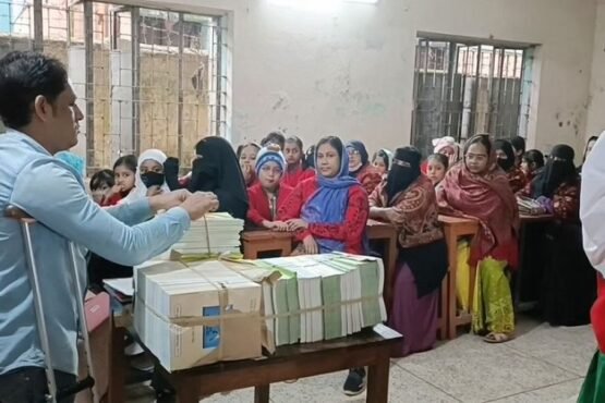 নতুন বছরে ব্রাহ্মণবাড়িয়ার শিক্ষার্থীদের হাতে নতুন বই