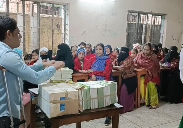 নতুন বছরে ব্রাহ্মণবাড়িয়ার শিক্ষার্থীদের হাতে নতুন বই