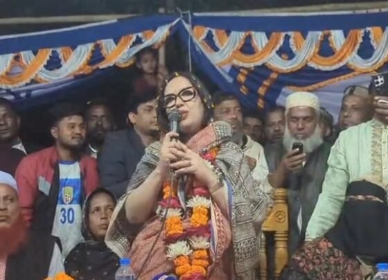 সরাইলে নির্বাচনী উঠান বৈঠকে আবেগাপ্লুত হয়ে কাঁদলেন রুমিন ফারহানা