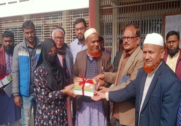 দেবীগঞ্জ সরকারি স্কুল এন্ড কলেজে বই বিতরন উৎসব