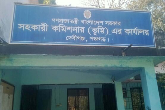 দেবীগঞ্জ ভূমি অফিসে খারিজ করে দেয়ার নাম করে নেয়া হয় টাকা