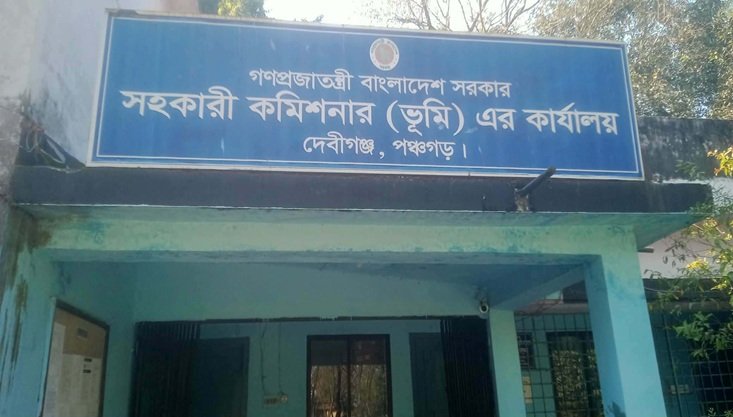 দেবীগঞ্জ ভূমি অফিসে খারিজ করে দেয়ার নাম করে নেয়া হয় টাকা