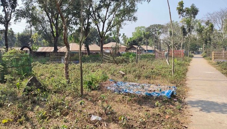 পঞ্চগড়ের কেন্দ্রীয় কবরস্থান, অন্ধকার নামতেই শুরু হয় ছিনতাই ও মাদকের রাজত্ব