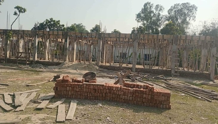 চার বছরেও শেষ হয়নি পঞ্চগড়ে মাদরাসার ভবন নির্মাণের কাজ