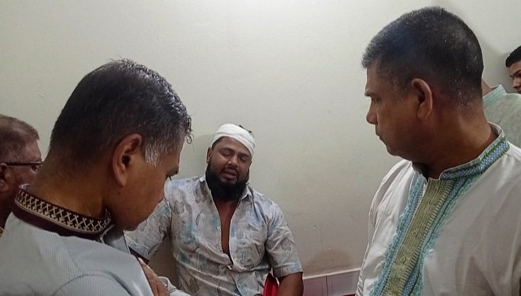 নির্বাচনে জামায়েতের হামলার শিকার বিএনপি নেতাকে দেখতে হাসপাতালে ব্রাহ্মণবাড়িয়া-৩ আসনের এমপি শ্যামল