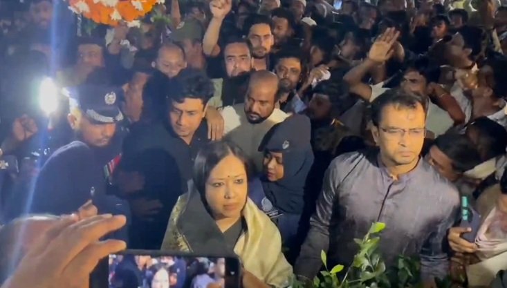 বিএনপি নেতাকর্মীদের বাধায় শহীদ মিনারে শ্রদ্ধা জানাতে পারেননি রুমিন ফারহানা