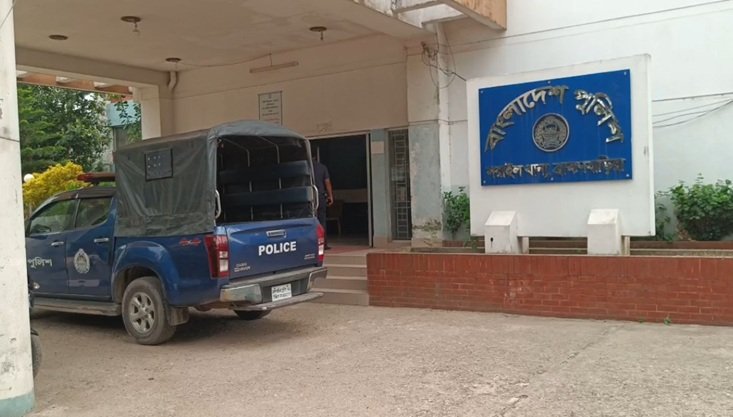 শহীদ মিনারে শ্রদ্ধা নিবেদনে রুমিন ফারহানাকে বাধা, ১৫০ জনের বিরুদ্ধে থানায় মামলা