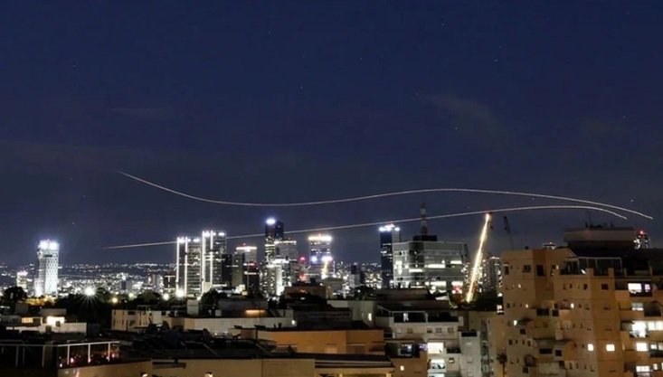 এবার সরাসরি নেতানিয়াহুর কার্যালয় ক্ষেপণাস্ত্র হামলা!