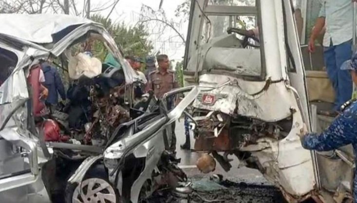 বাগেরহাটে বাসের সঙ্গে মাইক্রোবাসের সংঘর্ষে নিহত বেড়ে ১৩